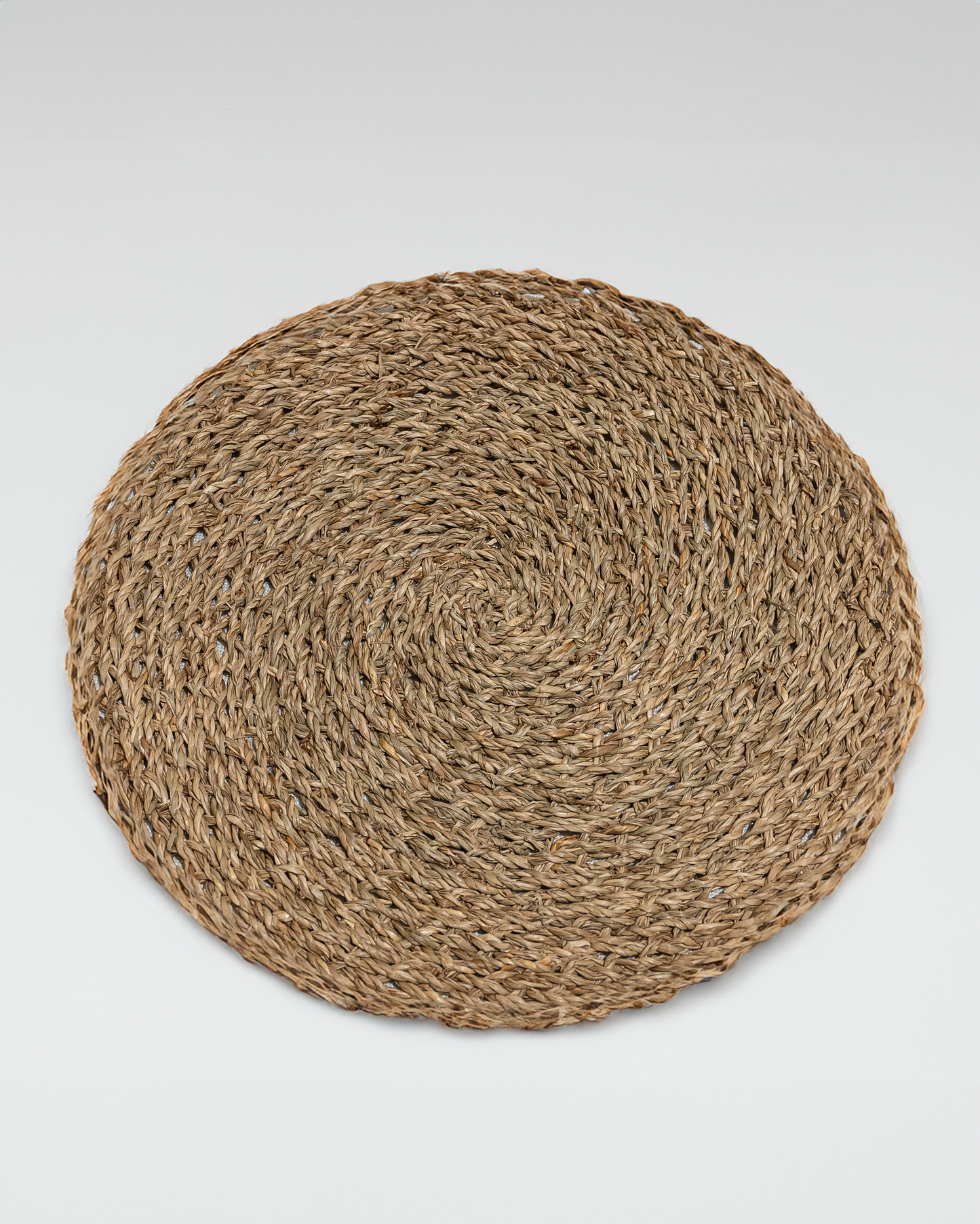 Bajo plato de mimbre café