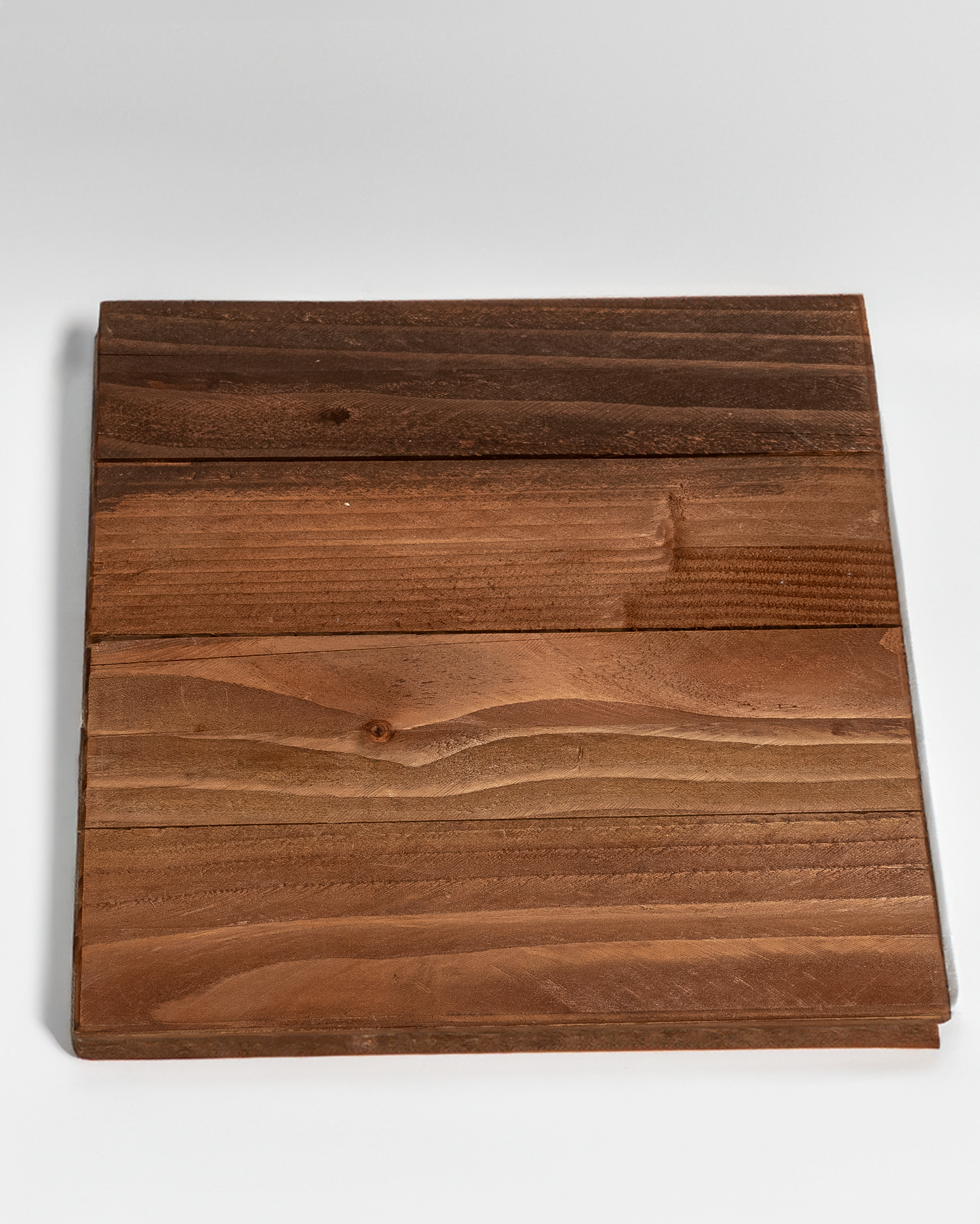 Bajo plato cuadrado madera oscuro