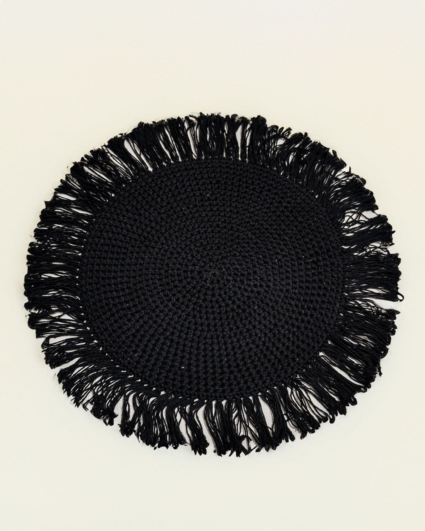 Bajo plato “Boho negro”