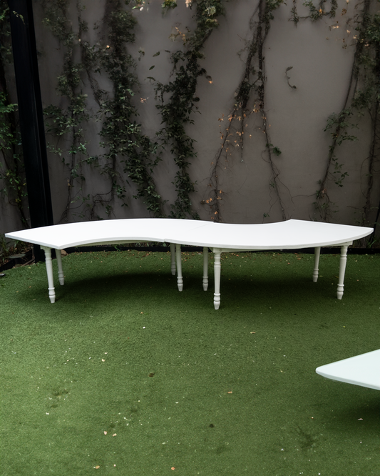 Mesa serpentina de madera blanca